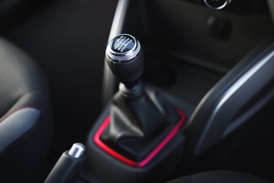 Детали интерьера Dacia Duster Techroad 2019 года  (UK) (фото 25 из 40)